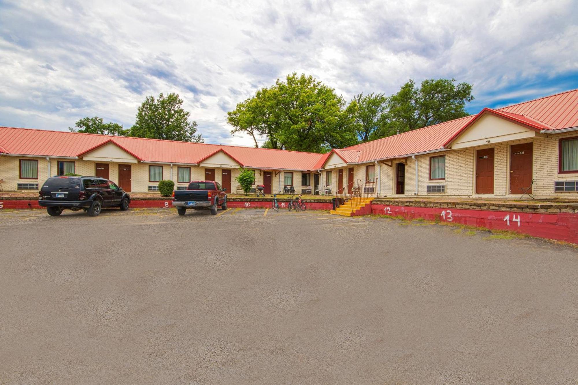 Sunflower Motel Hiawatha By Oyo Exterior photo